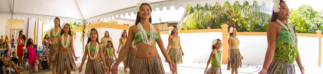 dancers in Hawaii 